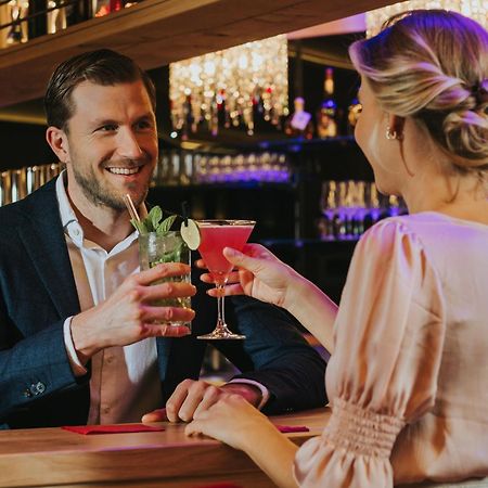 Ortner'S Resort Bad Füssing エクステリア 写真 A couple drinking cocktails