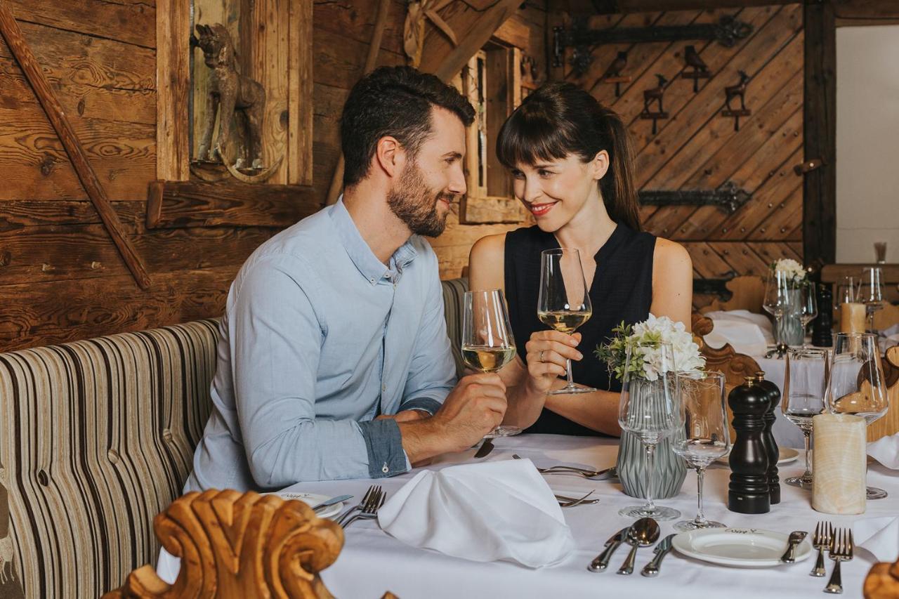 Ortner'S Resort Bad Füssing エクステリア 写真 A couple dining at a restaurant