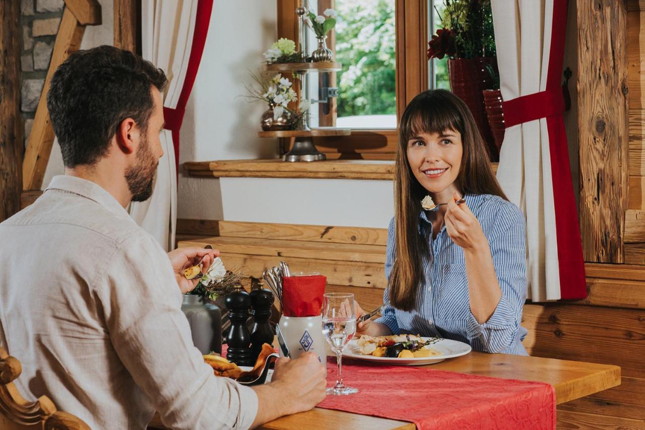 Ortner'S Resort Bad Füssing エクステリア 写真 A couple eating cheese