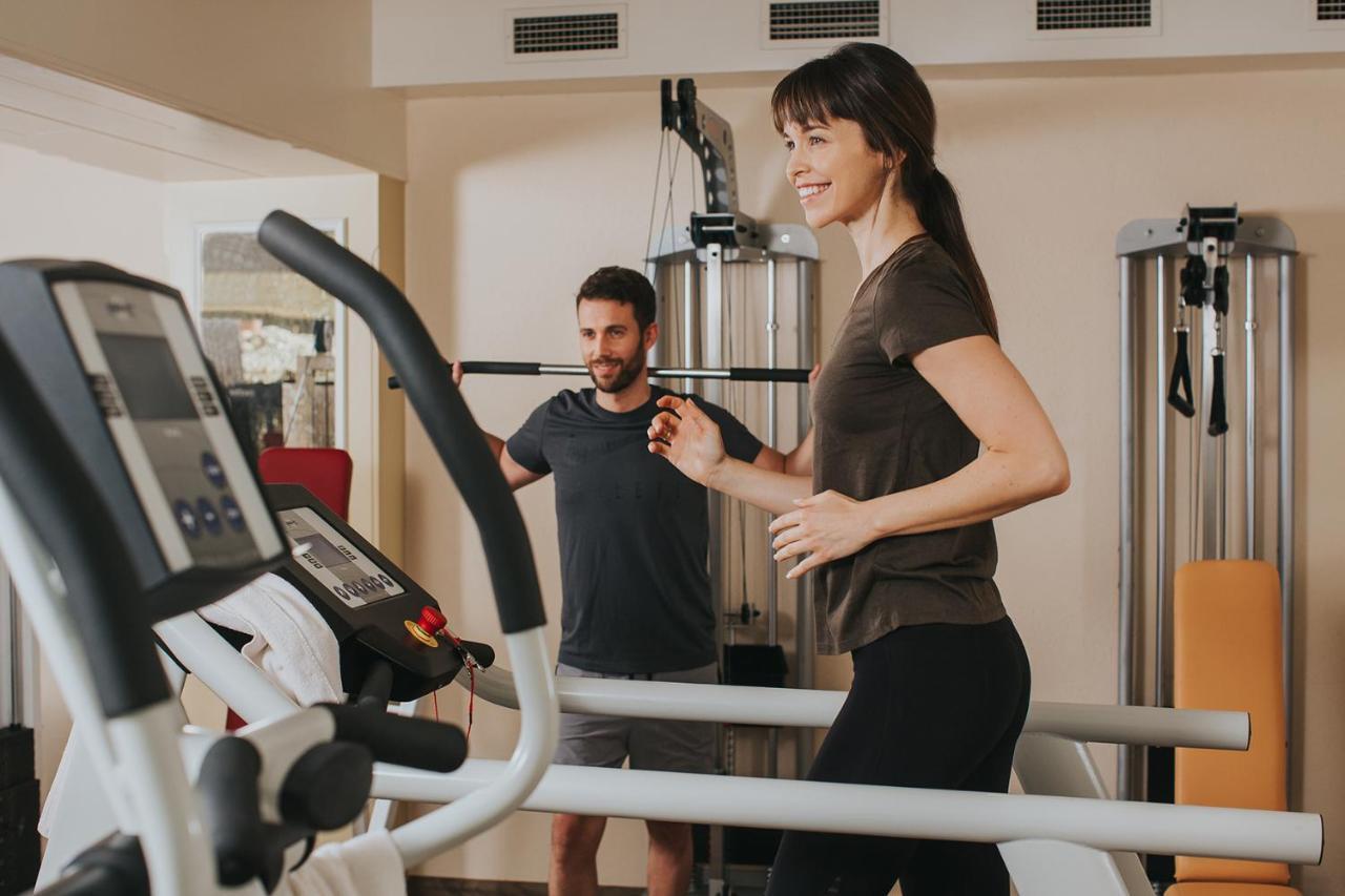 Ortner'S Resort Bad Füssing エクステリア 写真 A personal trainer with a client