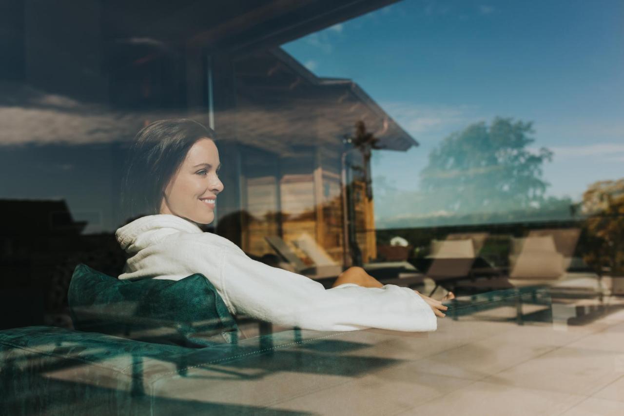Ortner'S Resort Bad Füssing エクステリア 写真 A woman relaxing at a resort