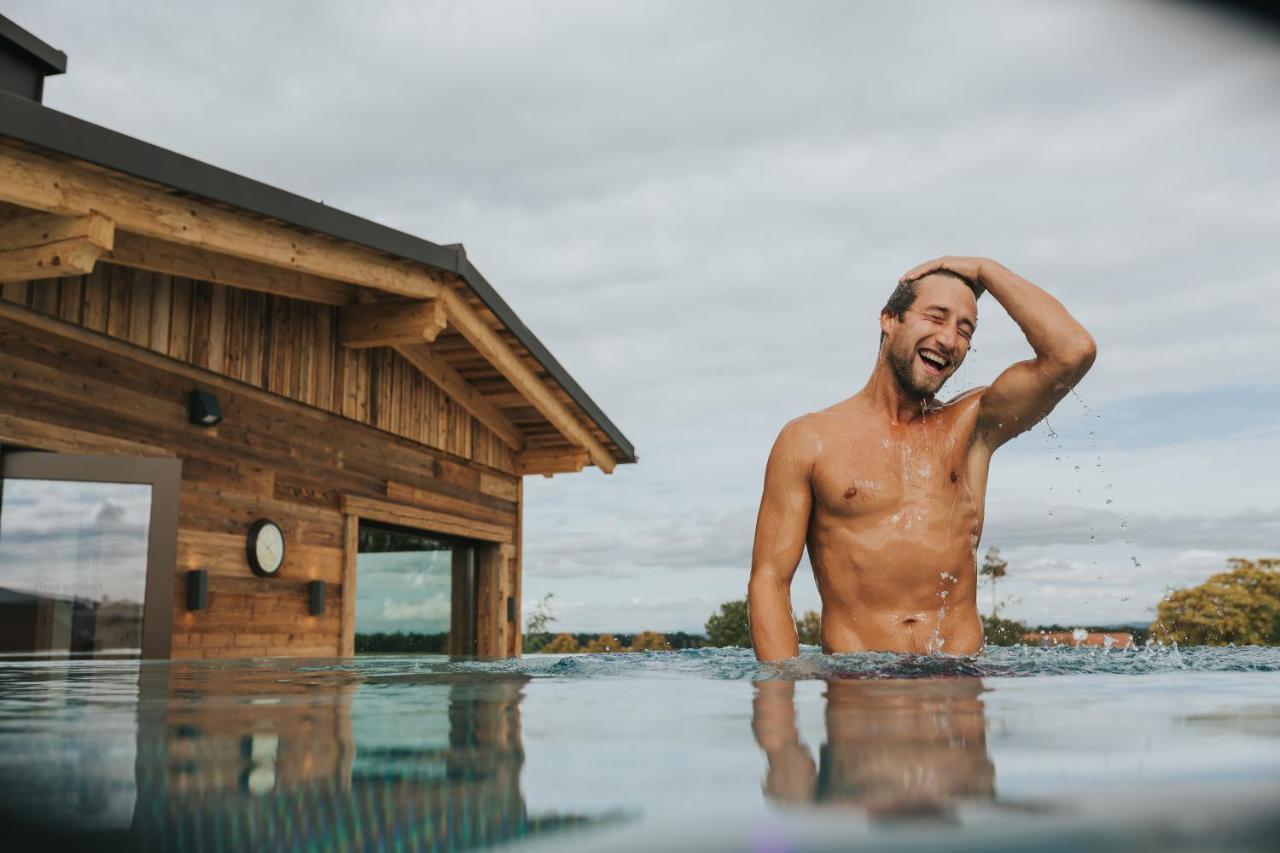 Ortner'S Resort Bad Füssing エクステリア 写真 A man in a swimming pool
