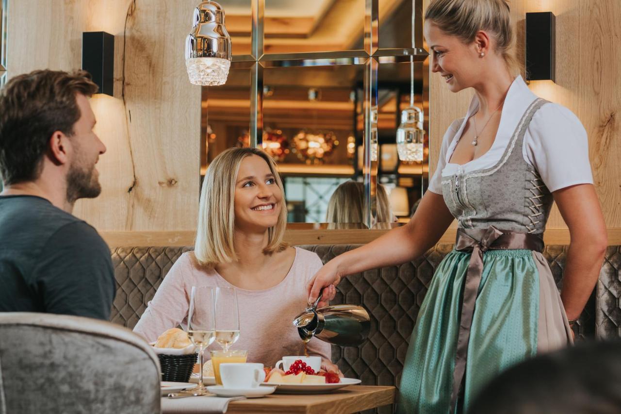 Ortner'S Resort Bad Füssing エクステリア 写真 A waitress serving customers