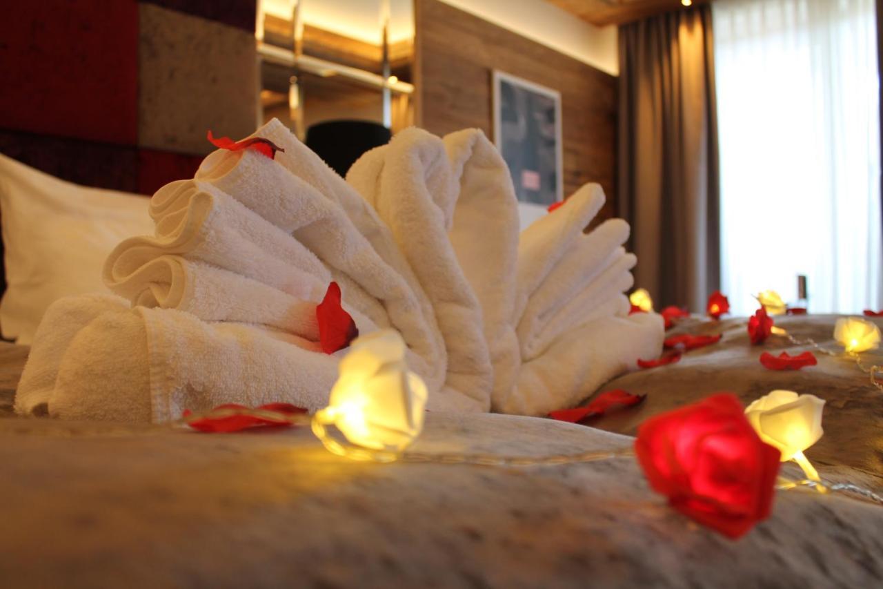Ortner'S Resort Bad Füssing エクステリア 写真 A towel swan