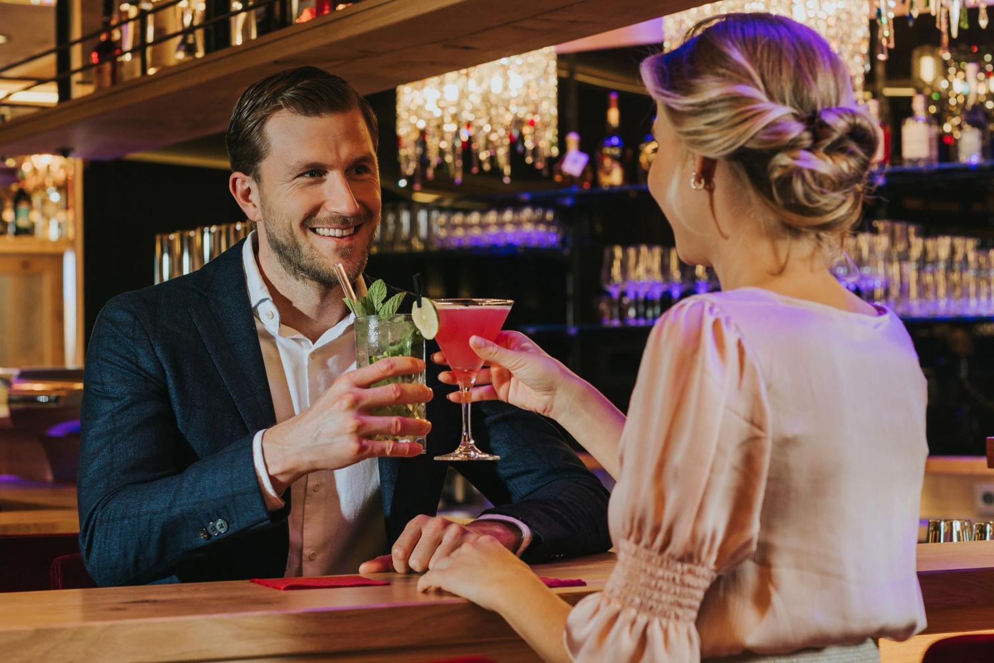 Ortner'S Resort Bad Füssing エクステリア 写真 A couple drinking cocktails